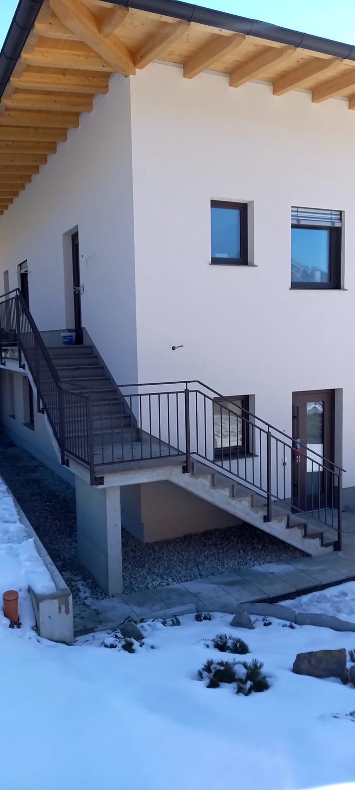 Außentreppe mit Stahlgeländer an einer Hausfassade