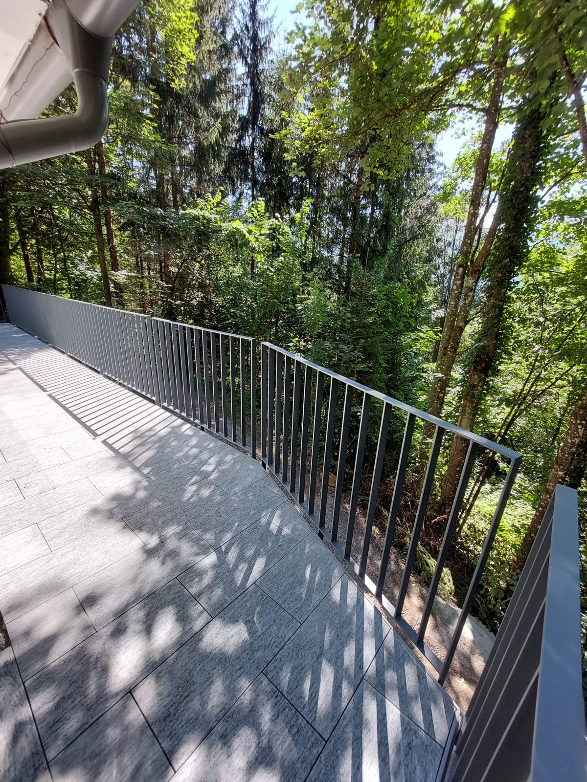 Terrassengeländer aus Stahl mit Blick in den Wald