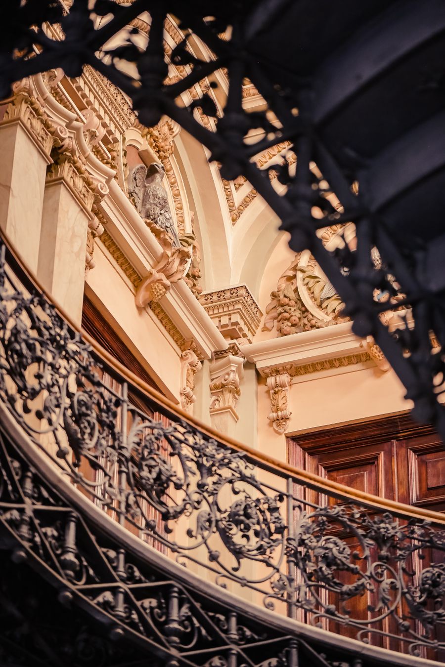 Geschmiedetes Treppengeländer mit ornamentalen Stäben an einer Wendeltreppe