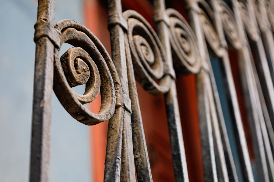 Verzierte Schmiedeeisen-Spiralen an einem Fenstergitter, Nahaufnahme