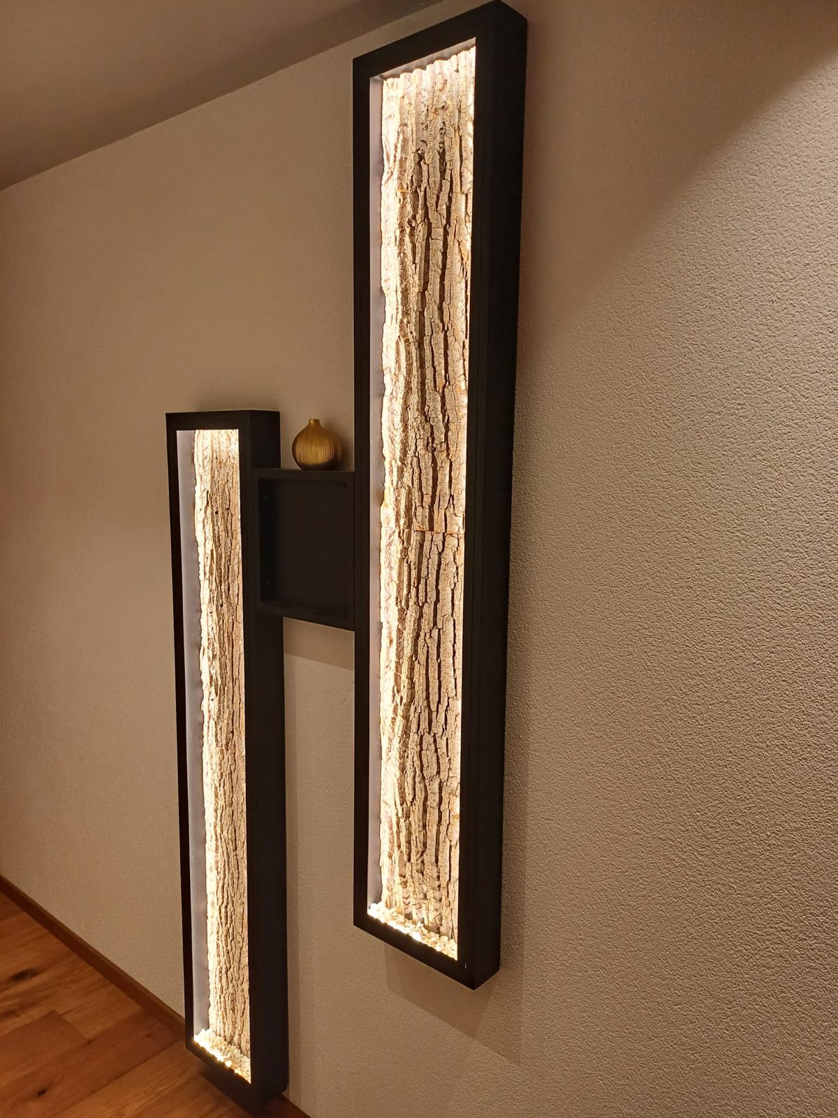 Wandleuchten mit hinterleuchteter Baumrinde in Metallrahmen