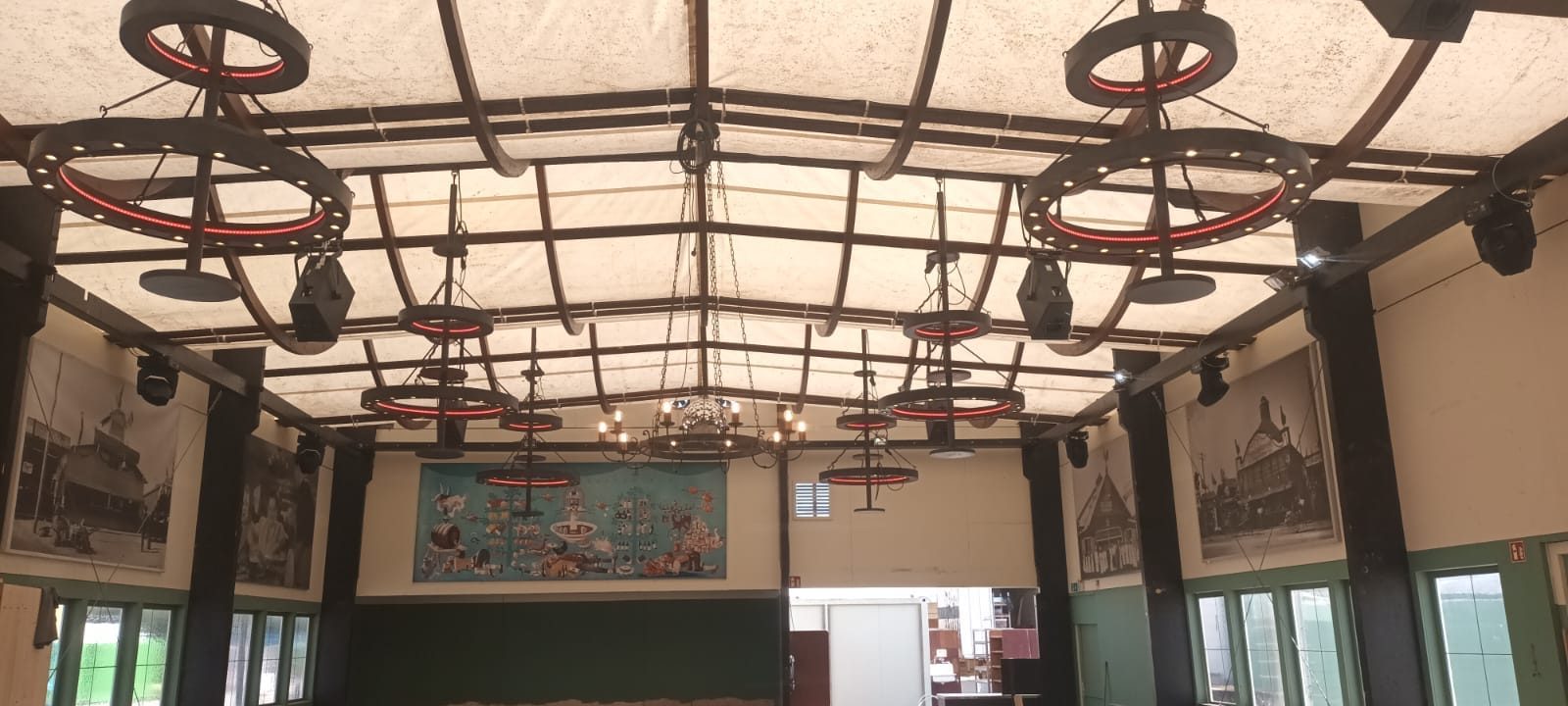 Ringluster mit LED-Beleuchtung in einem Festsaal