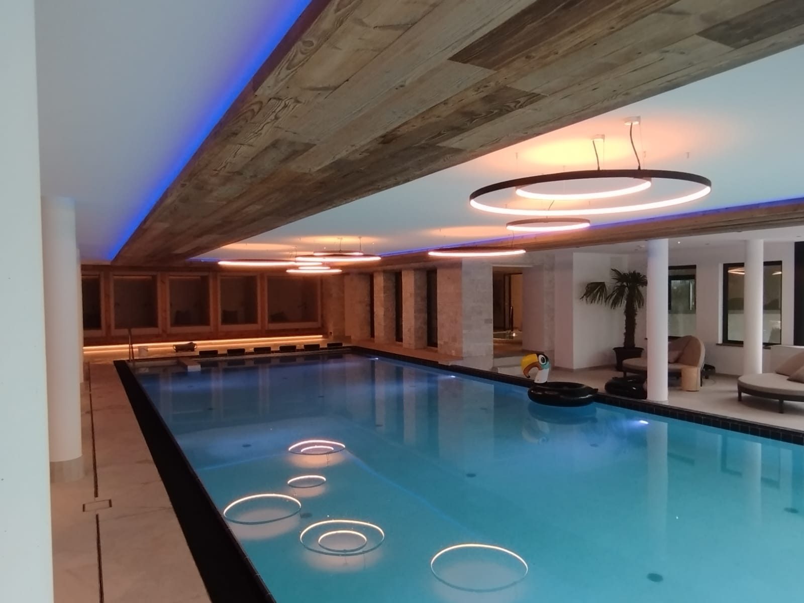 Ringleuchten über einem Schwimmbad, abgestimmt auf die Unterwasserbeleuchtung