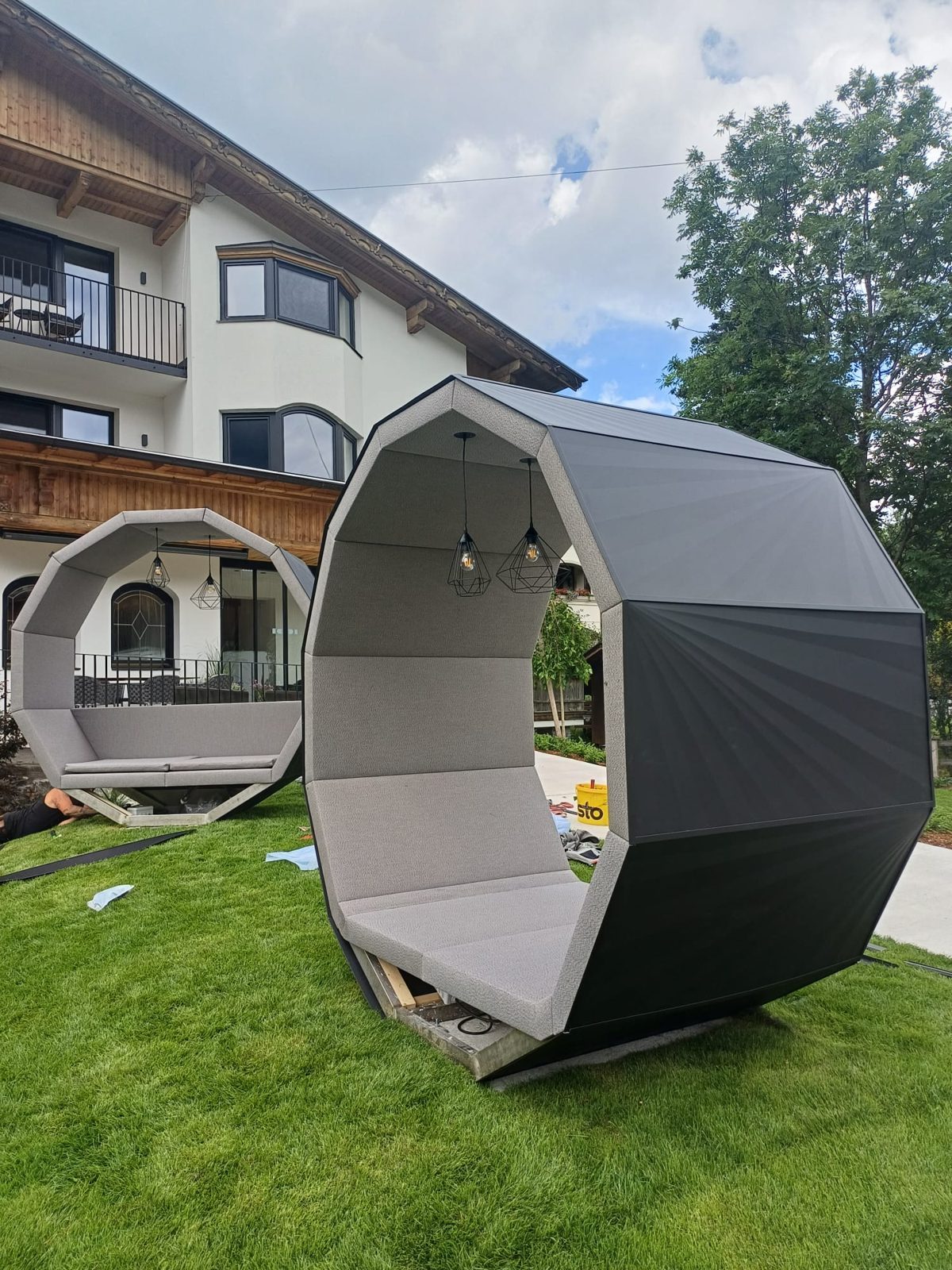 Gartenpavillons mit Stahlrahmen bei der Montage vor einem Hotel