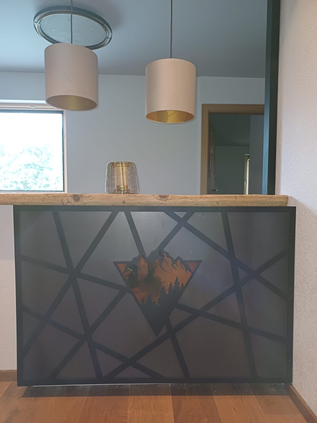 Empfangstheke mit Metallfront und Bergmotiv
