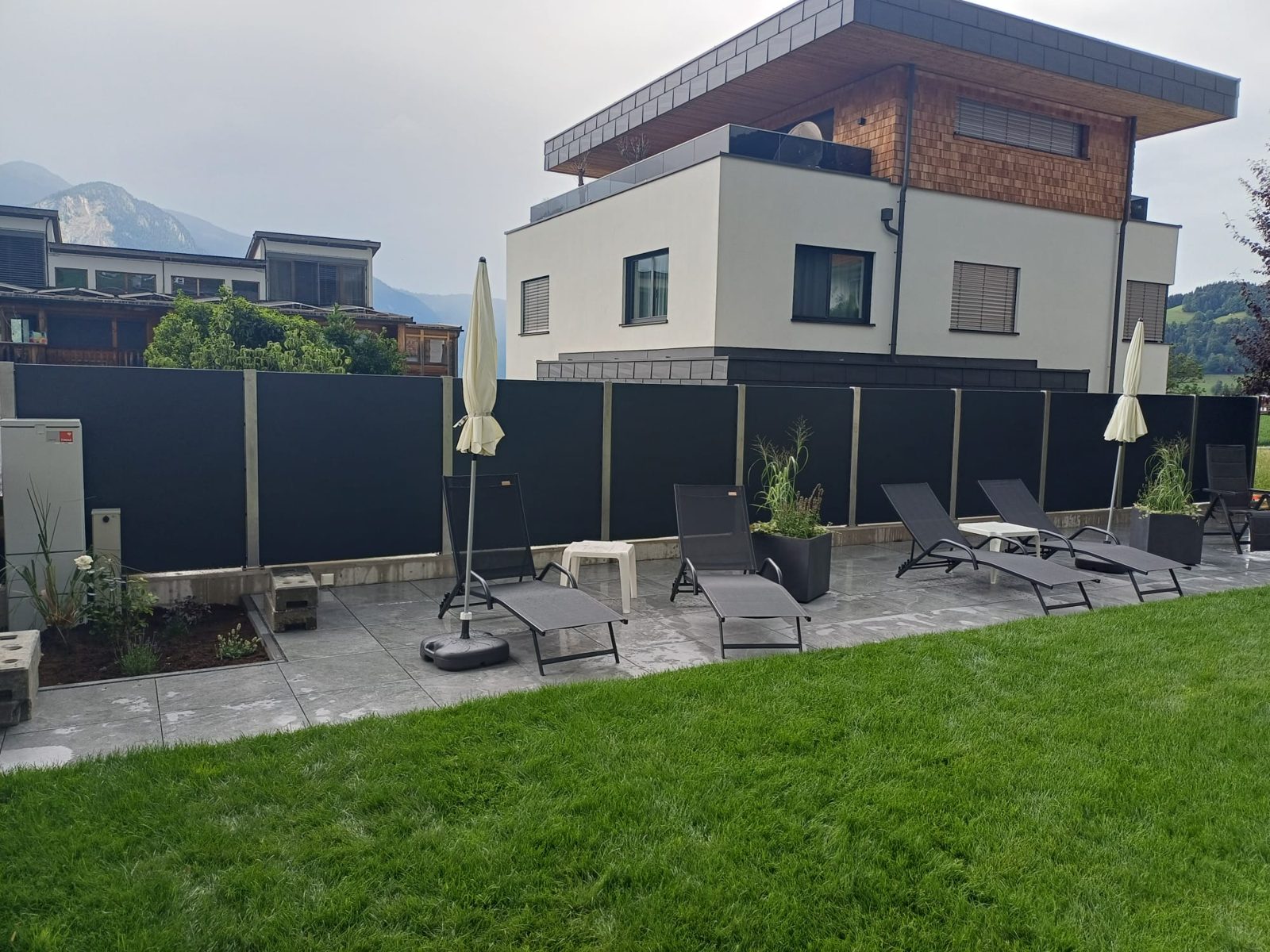 Moderne Sichtschutz-Einfriedung an einer Gartenterrasse